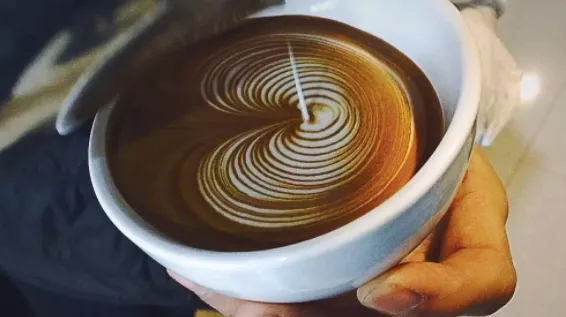 義式咖啡｜咖啡拉花的奶泡最好打多厚合適？怎麼才能拉出好看的壓紋線條？